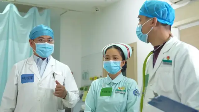 急诊科主任梁章荣（左）指挥急危重病人抢救