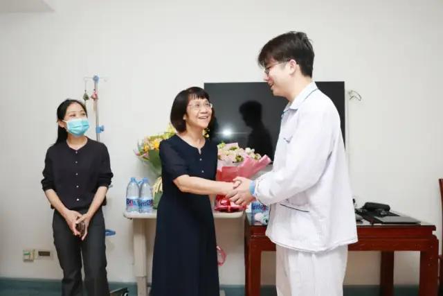 陈苹等人慰问李铨江 陈苹等人慰问李铨江