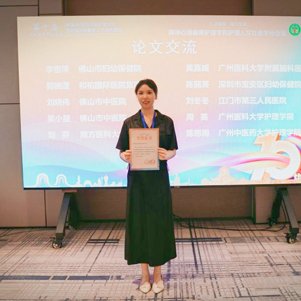 刘晓伟（左）与吴小堃获荣誉证书