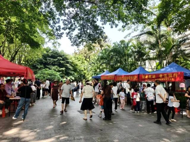 志愿服务队在户外开展普法宣传活动。

