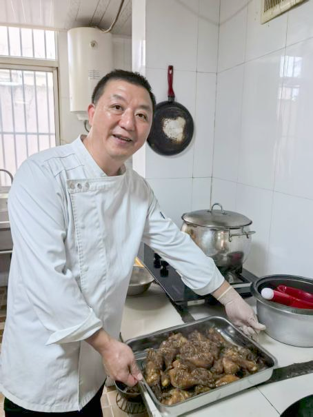 陈石根在工作中