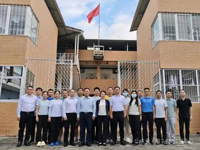 第34批援赤道几内亚中国医疗队在马拉博驻地前合影