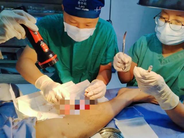 梁礼汗（左）手术中