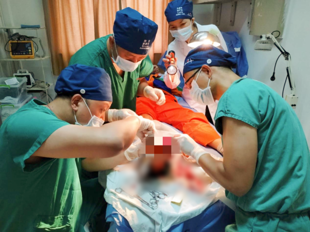 梁礼汗（左1）与队员们手术中