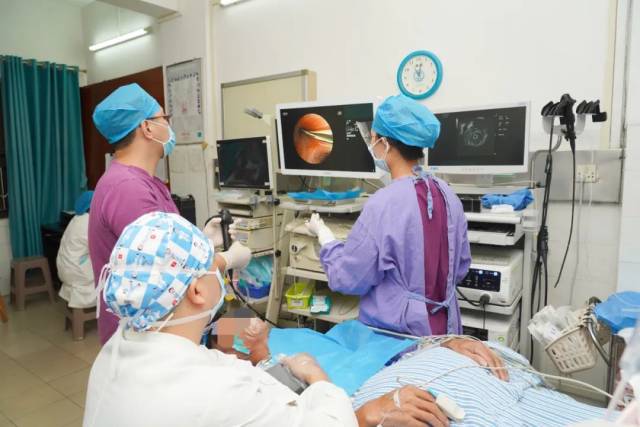 邹鹏为患者进行超声支气管镜检查