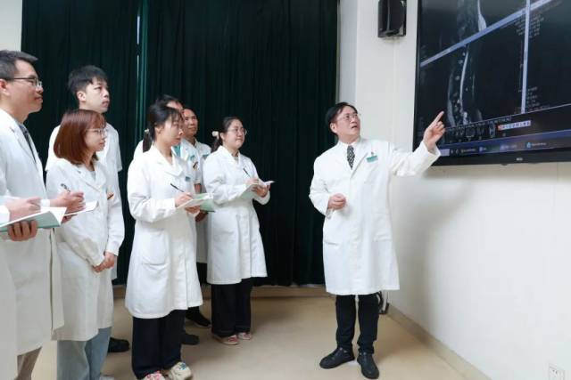 彭加友带领年轻医生集体读片