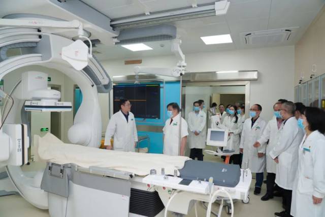 资料图：彭加友在“院长查房”中介绍新设备