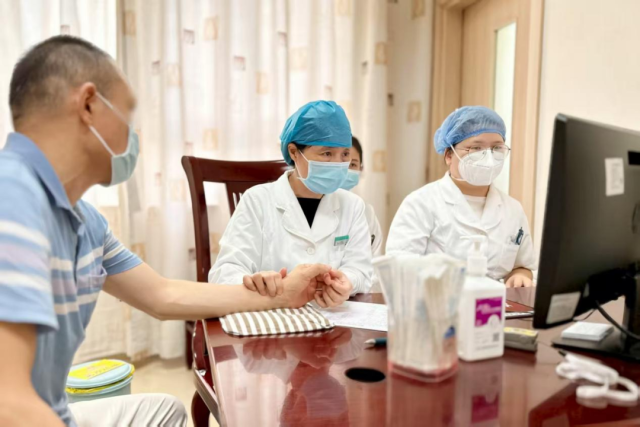 简小云（左2）为患者诊脉