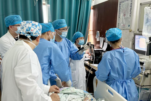 邹鹏（右3）在气管镜检查操作中