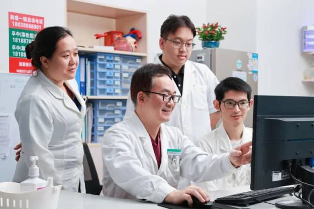 梁伟东带教年轻医师