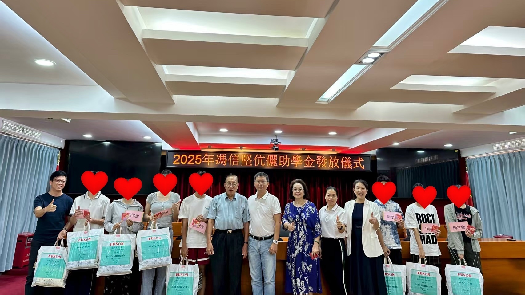 冯信坚伉俪向暂时困难的学子们发放了助学金及慰问品

