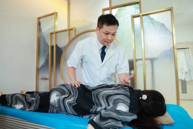 陈东军正在为患者做正骨治疗