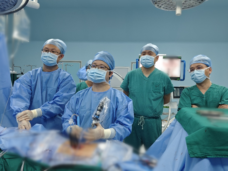▲江晓兵教授亲自为患者进行临床手术
（▲术者（右）：江晓兵教授）