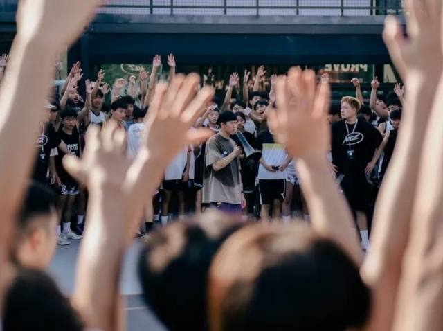 从漂泊街头到扎根东莞，街球手邓丹为少年造了一个篮球梦