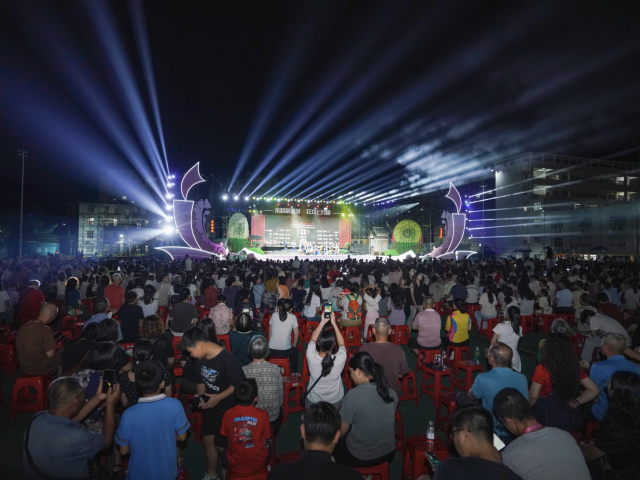 民族音乐剧、特色美食、非遗文化集市……连山的夜热闹非凡