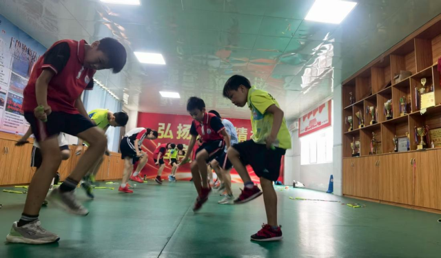 花东学校的孩子们在练习跳绳 花东学校的孩子们在练习跳绳