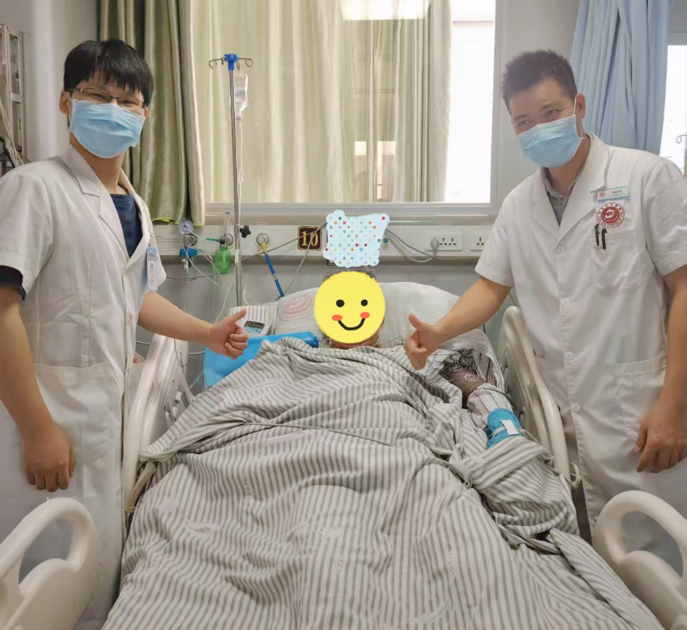 术后第一天，邓伯让医护东谈主员帮他拍照，他要用手机发像片给远在好意思国的亲东谈主，让亲东谈主宽解。

