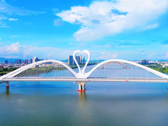 惠州鹅城大桥：蓝天白云伴鹅桥，夕照夜景皆壮阔