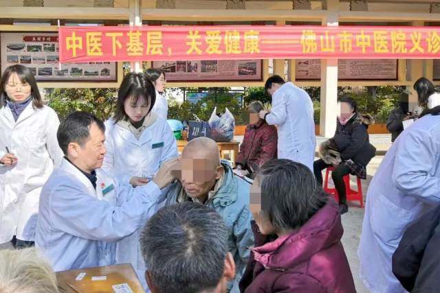 刘继洪在义诊中为市民进行耳穴诊疗