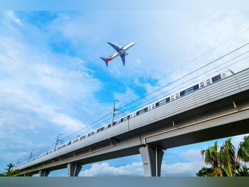 陆续恢复运营,深圳机场第一趟入港航班已起飞