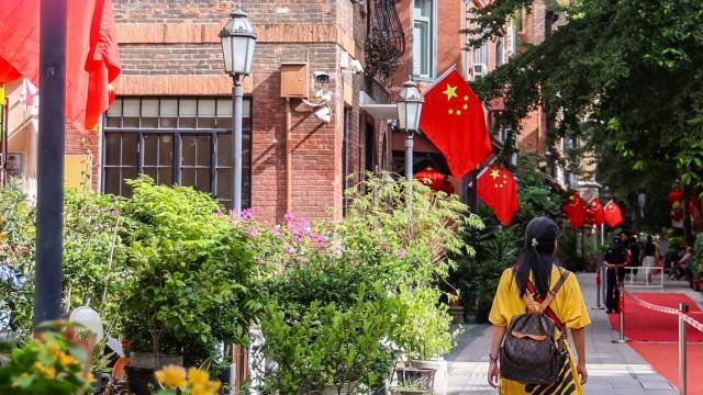 国旗红映旧南海