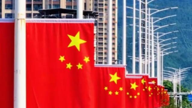 满城“中国红”！五星红旗挂满惠州城市街头