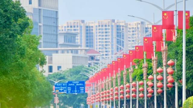 满城飘扬“中国红”！火炬国庆氛围已拉满！