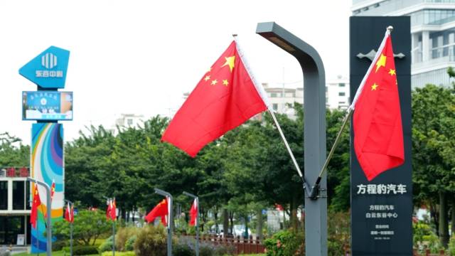 白云红了！白云盛装迎双节，国旗花景共绘湾区新画卷