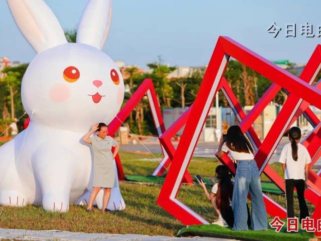 双节试营业!电白多巴胺小镇6天狂欢嗨不停,沉浸式消费新体验承包假期快乐