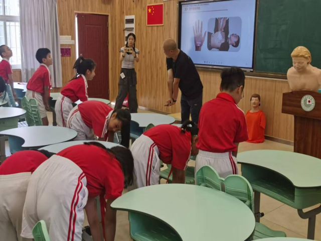 五进丨“救”在身边 “心”护校园——越秀区农林街开展中小学应急安全管理知识主题活动