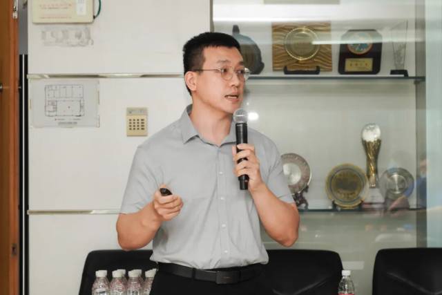 张培铭作学术汇报