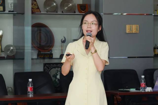 姚思梦作学术汇报