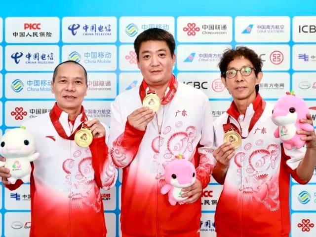 十五运群众羽毛球首金花落广东队！