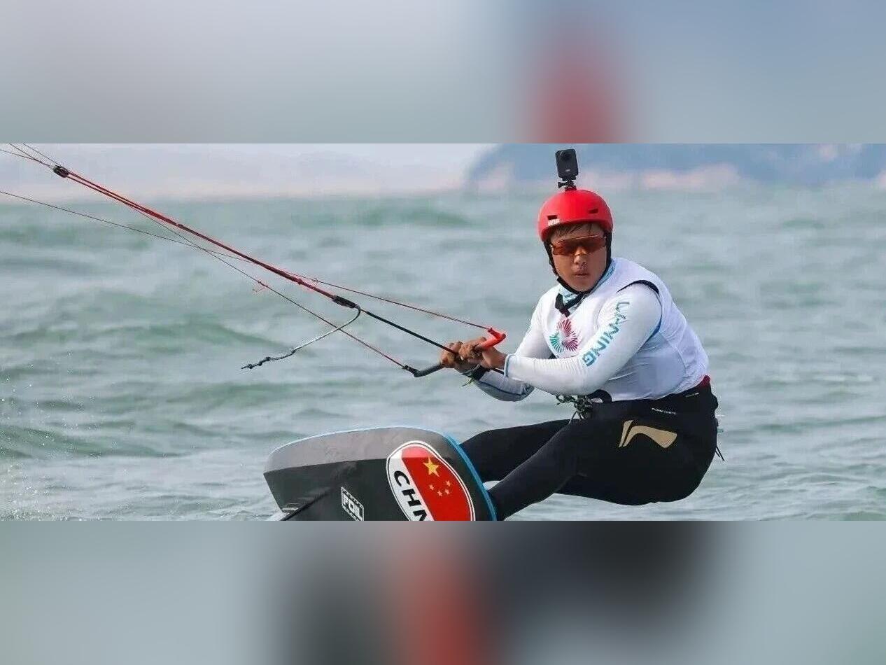 中大“追风少年”黄齐滨勇夺第十五届全运会男子水翼风筝板级冠军!