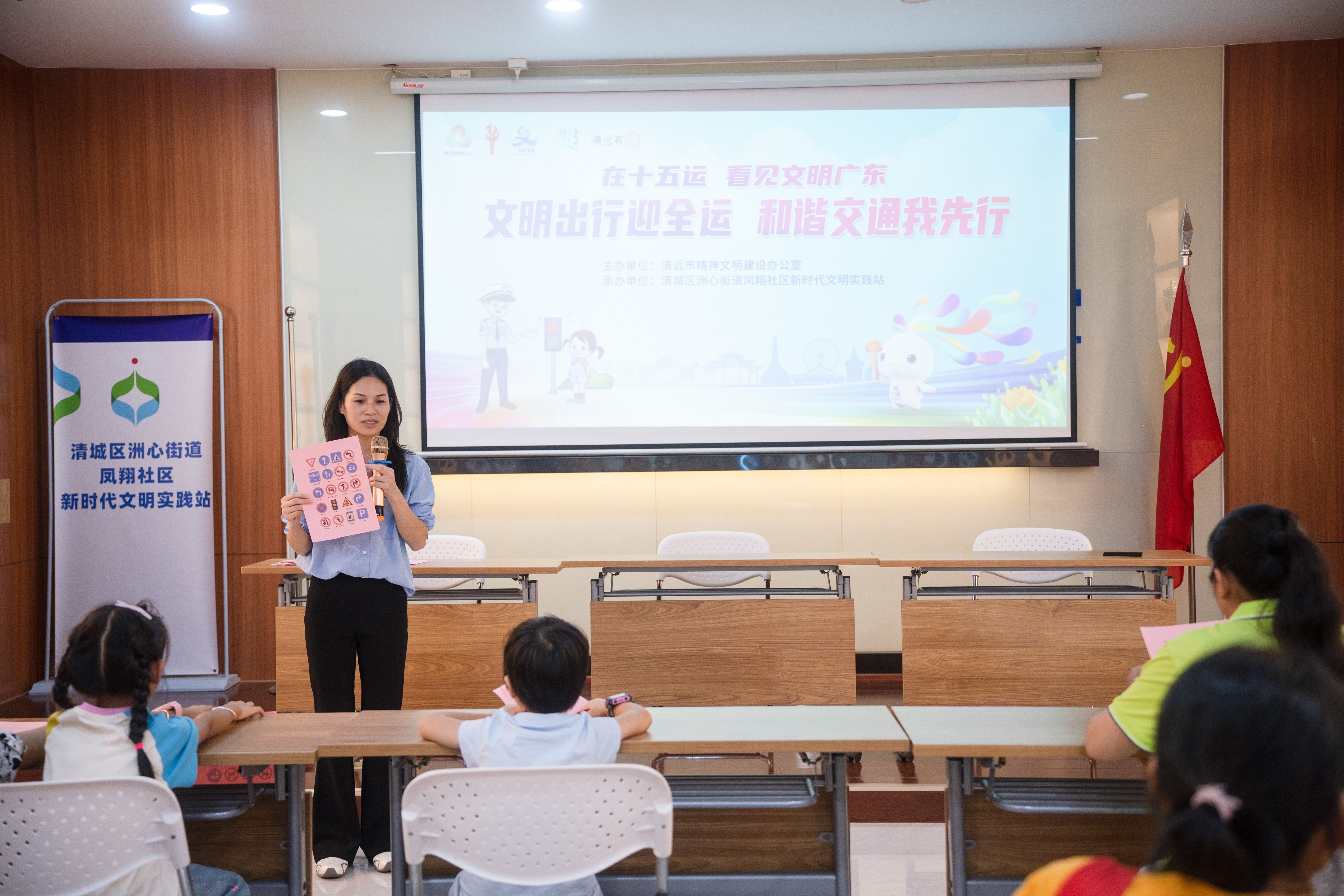 现场亲子家庭一起学习交通标识。清远日报记者 黄馨 摄

