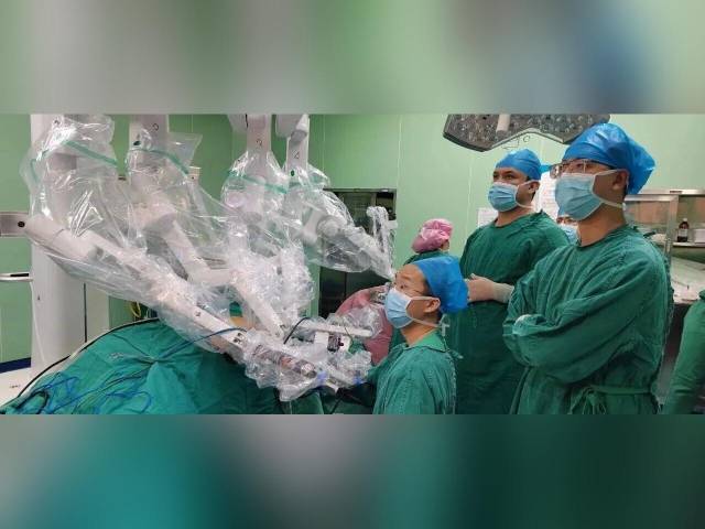 《中国教育报》头版报道中大医疗援疆:跨“粤”山海植杏林