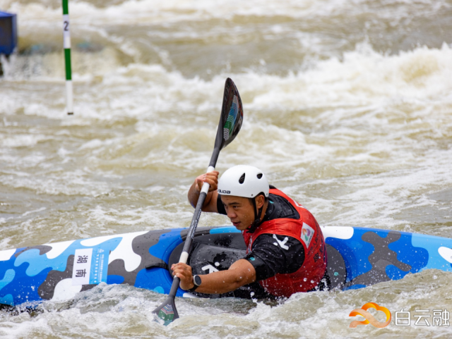 十五运会皮划艇激流回旋比赛开赛，近百名运动员上演浪尖争锋