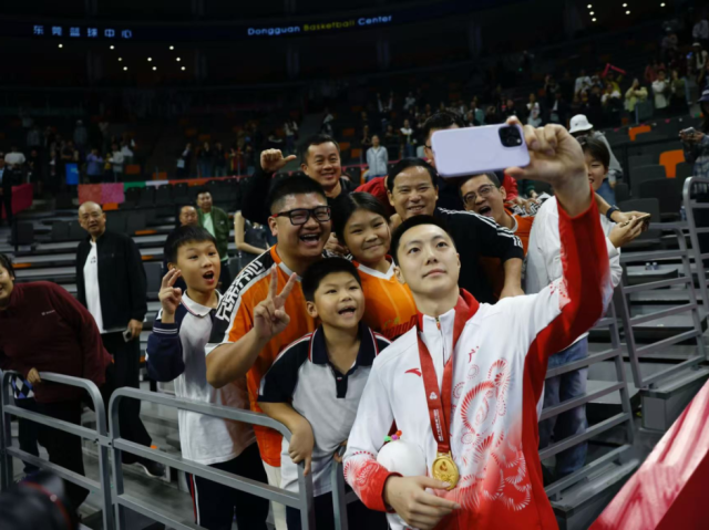 体育何以点亮城市？十五运会赛场吹拂文明新风