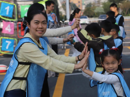 环保家速度 分类共成长——钟村街骏新社区开展亲子趣味运动会