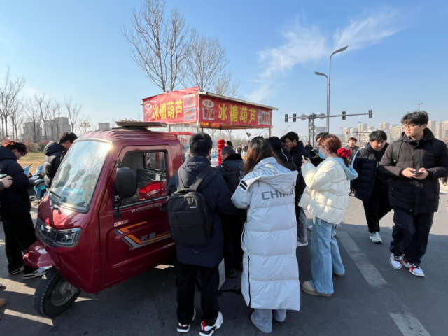 大学生寒风中排长队买糖葫芦,为啥光给钱不拿走?