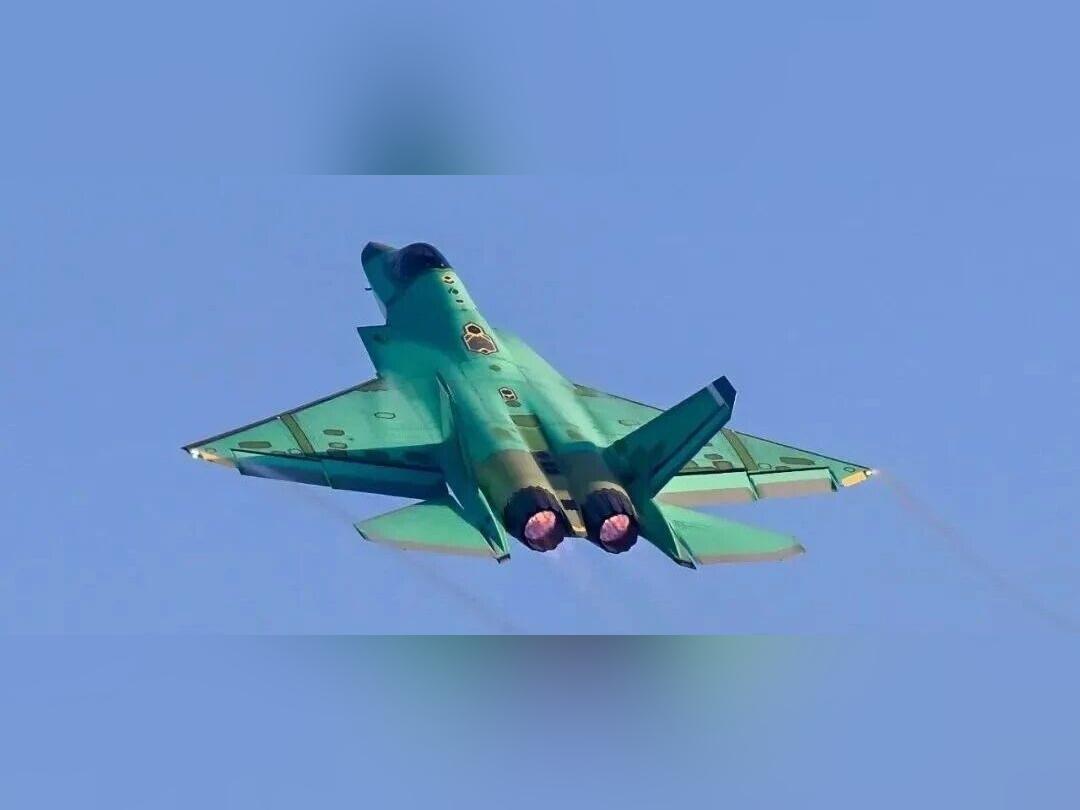 歼-35新年第一飞!试飞机为何是“绿皮机”?