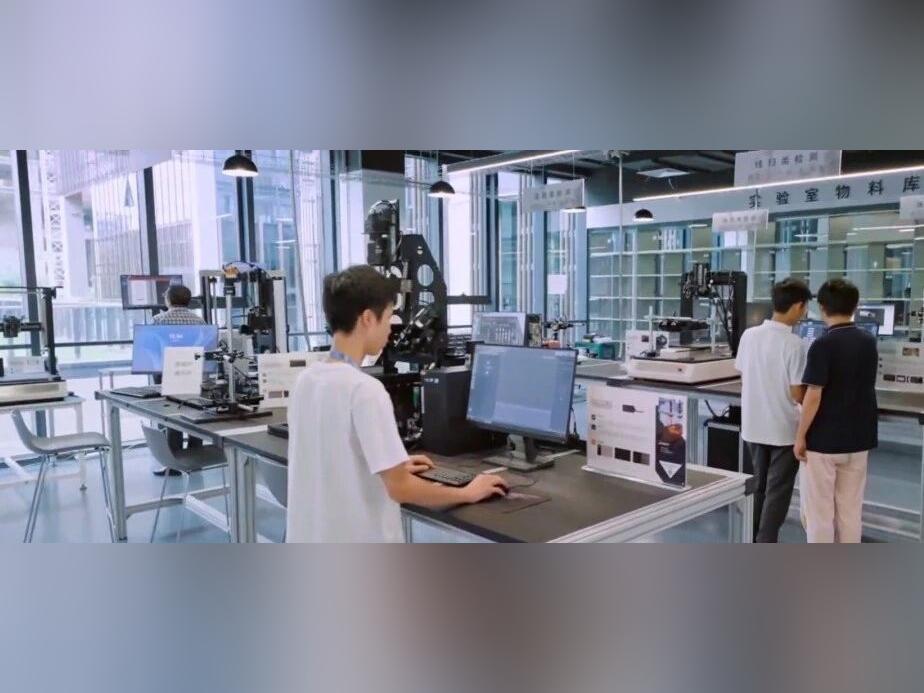 “早上在香港做实验,下午到深圳聊产业”