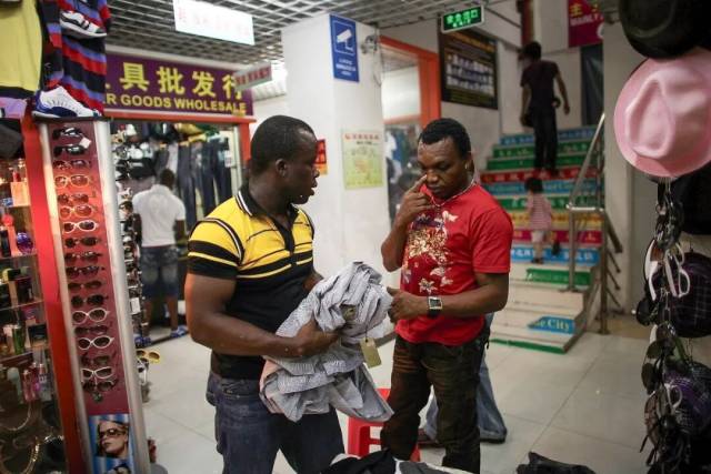 ▲广州瑶台，两名商人在挑选批发商品 图/南方人物周刊记者 方迎忠