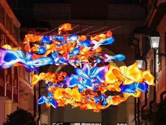 这条意式街区里的“鱼灯星河”，太美了！