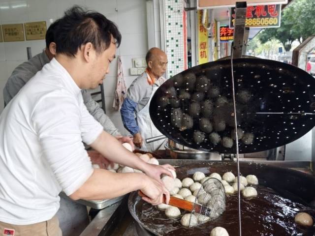 油锅起 年味浓  番禺传统饼店煎堆飘香迎新春