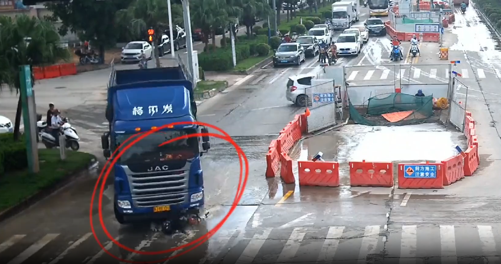 电动自行车路口抢行与大货车相撞,造成一死一伤!如何定责?_南方+_南方plus