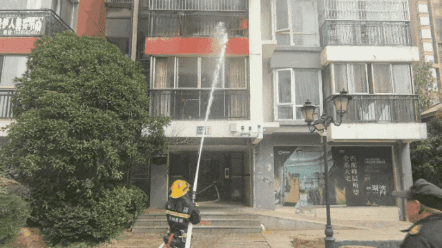 8岁儿子玩火引燃阳台杂物，安全教育请提上日程！