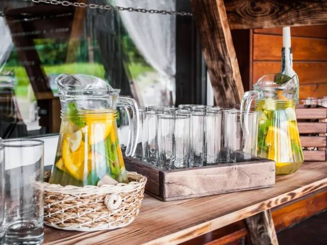 为何餐馆都在统一提供免费柠檬水啊？