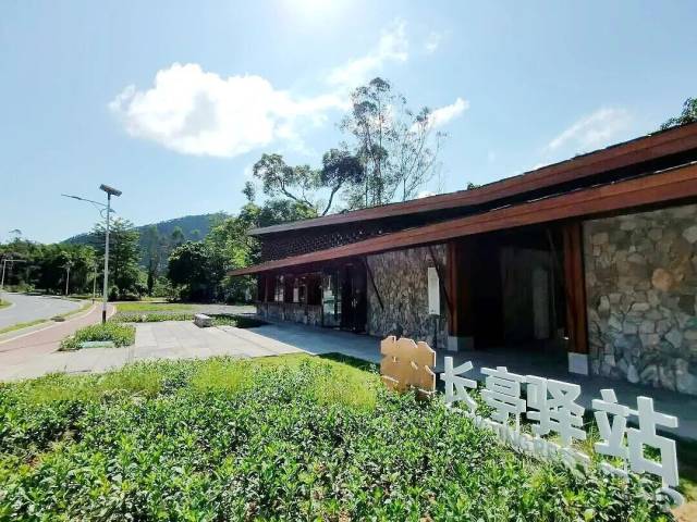 长亭驿站：公路旁的长廊建筑