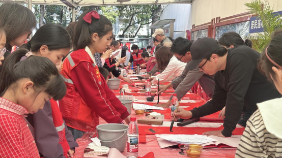 钟村街祈福新邨开展迎春送福活动，让中外邻居齐点赞